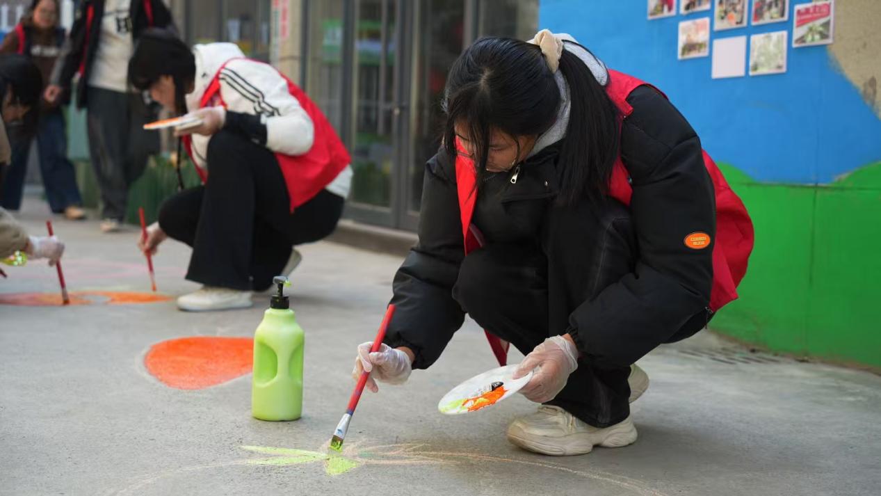 校社共建美 地绘焕新颜  ——检测学院与设计学院组织学生赴运河苑社区开展国际志愿者日彩绘活动